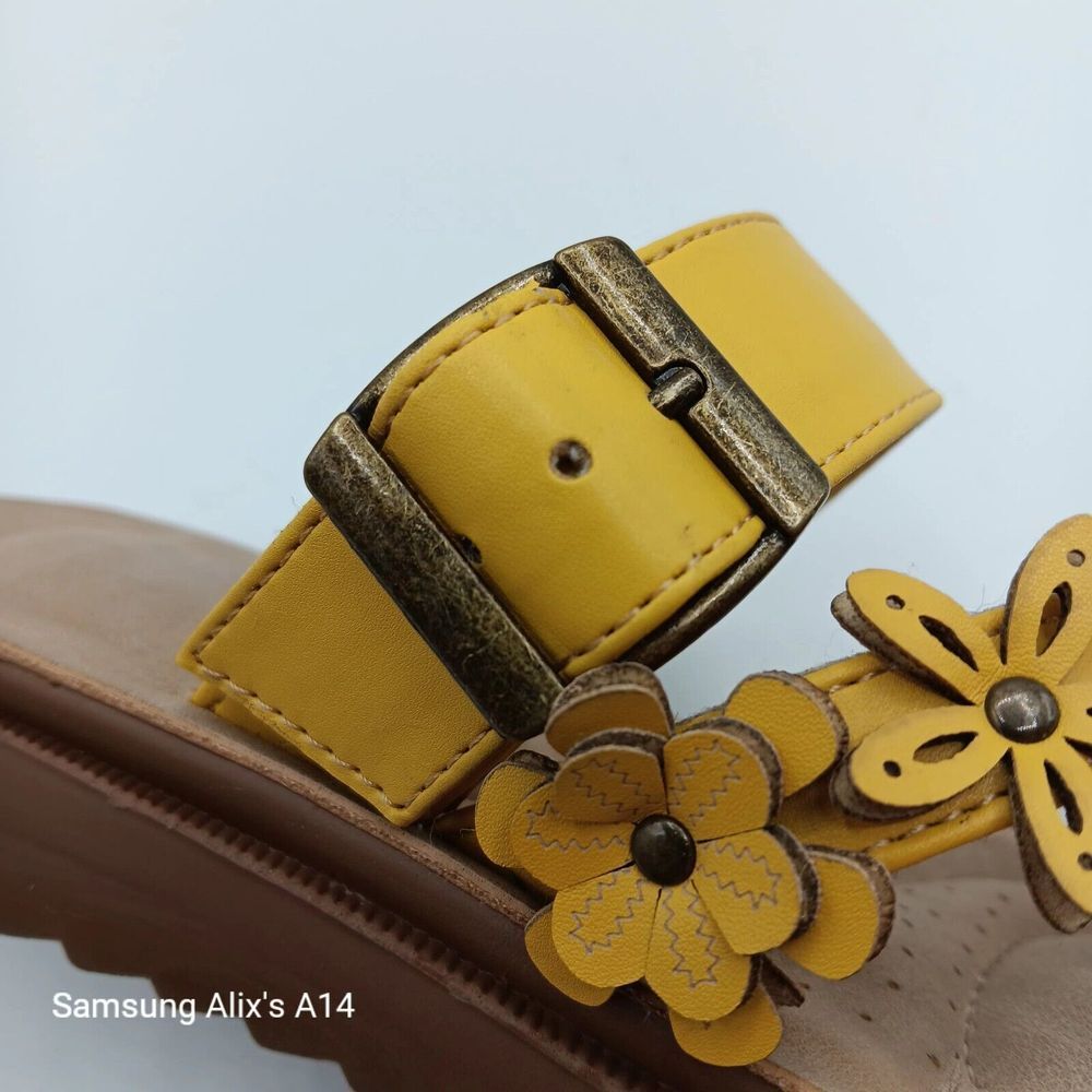 Annie Comfort Abetsy Size 5.5 Yellow Sandal Flowers - Picture 2 of 9